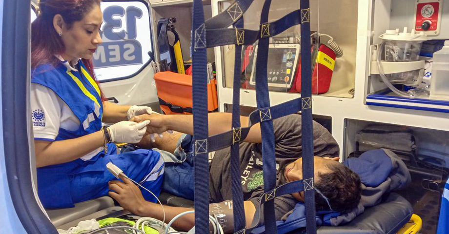 Atienden a motociclista que se accidentó y sufrió múltiples lesiones