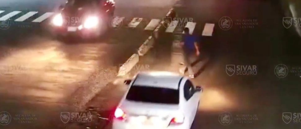 Captan momento cuando conductor atropella a peatón que iba distraído con el celular