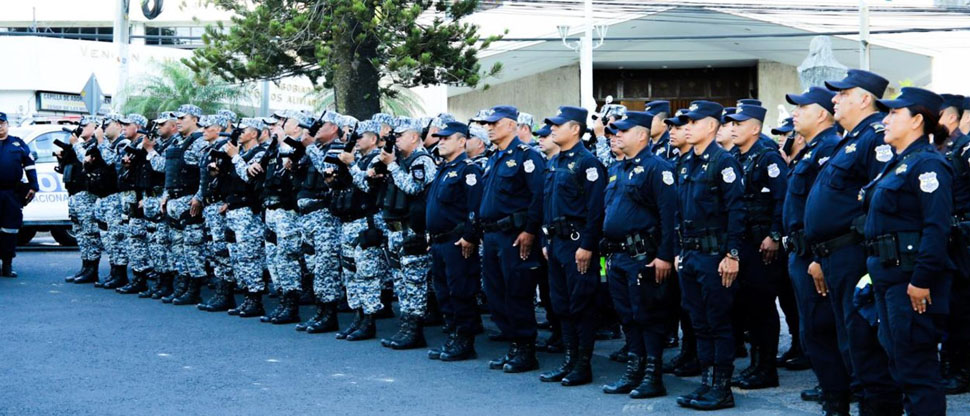 PNC garantiza seguridad en la inauguración del árbol navideño en el Salvador del Mundo