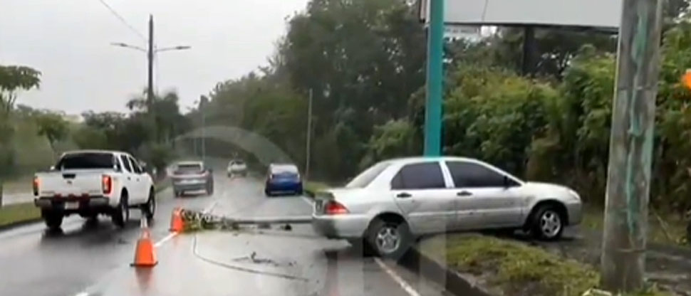 Conductora se accidenta y derriba un poste del tendido eléctrico en Antiguo Cuscatlán