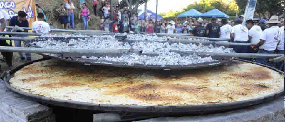 Salvadoreños se preparan este sábado para hacer la pupusa más grande del mundo