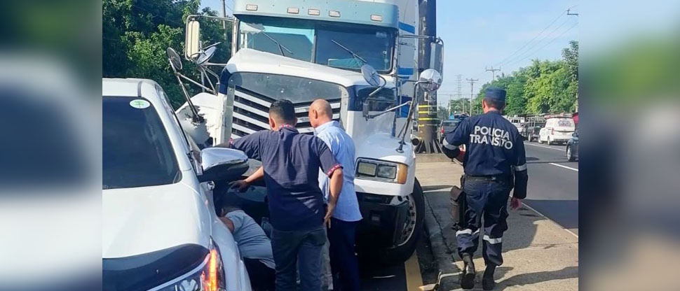 Choque entre vehículo y rastra afecta tráfico vehicular en carretera Panamericana