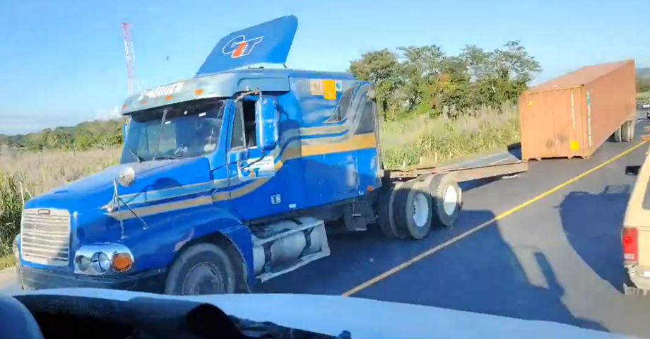 Rastra pierde su contenedor y provoca fuerte congestionamiento en carretera a Sonsonate