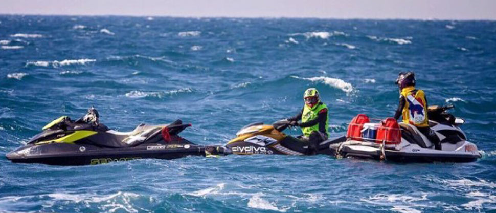 Rescatan a turista estadounidense tras ser arrastrado por ola mientras surfeaba
