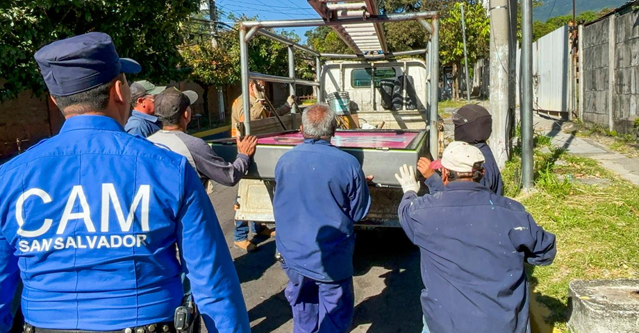 Retiran mupis publicitarios que funcionaban de manera ilegal en la capital
