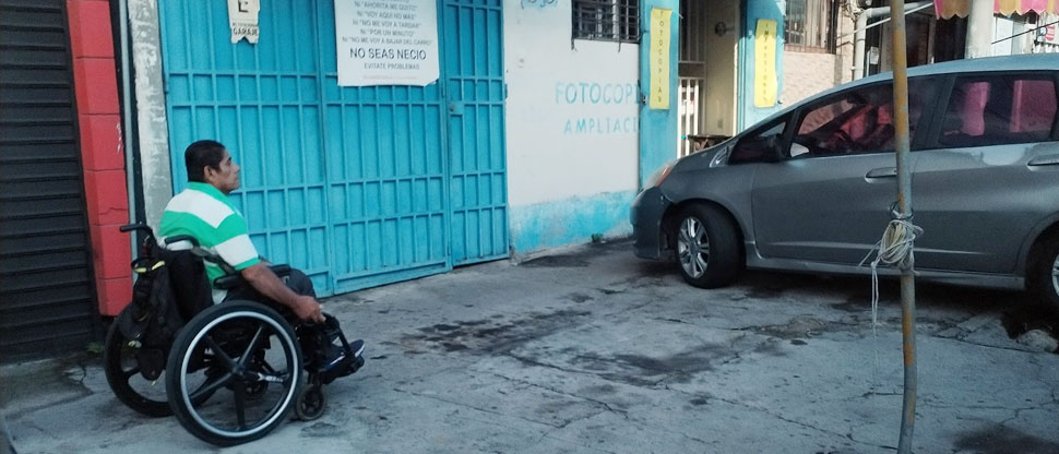 Denuncian a conductores que ponen en riesgo la vida de peatones en avenida Bernal, San Salvador