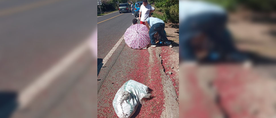Hombre que llevaba un saco con frijoles es atropellado en carretera a Santa Ana