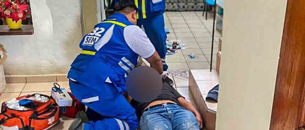 Auxilian a hombre que cayó de una altura de 5 metros en una vivienda
