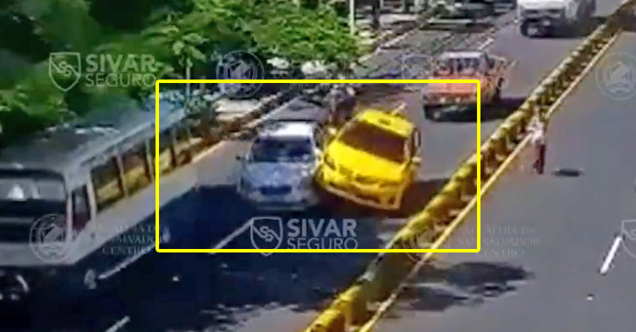 Irresponsabilidad al conducir provoca accidente de tránsito en San Salvador