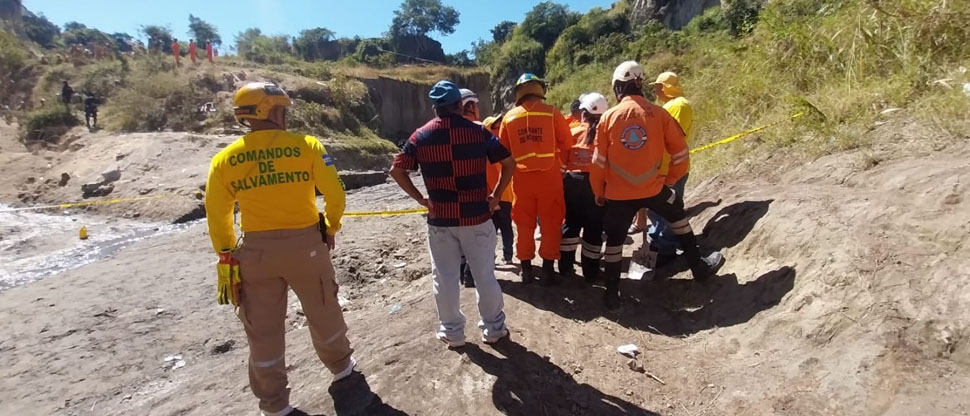 Recuperan el tercer cuerpo de los soterrados en San Pedro Perulapán