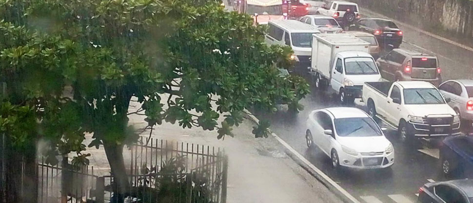 Se registra fuerte lluvia en San Salvador