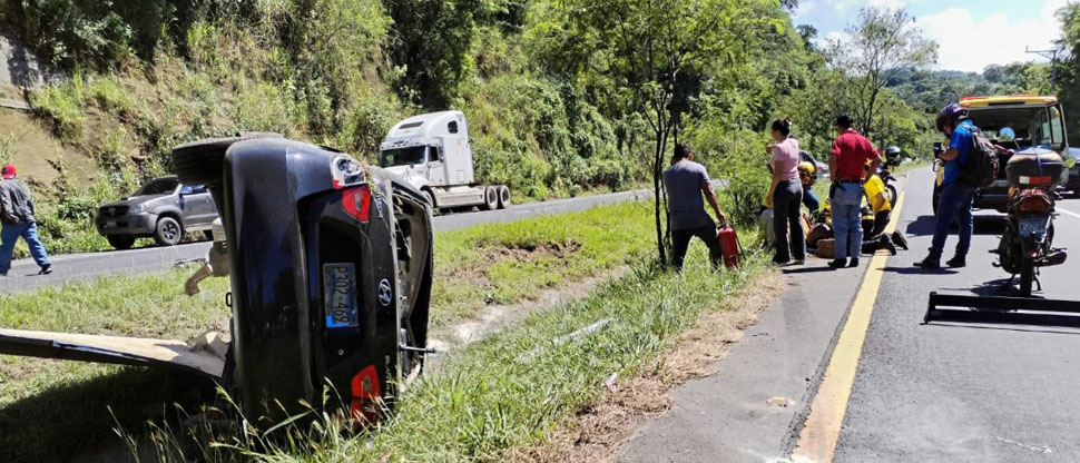 Vehículo vuelca y se incendia en carretera de Oro