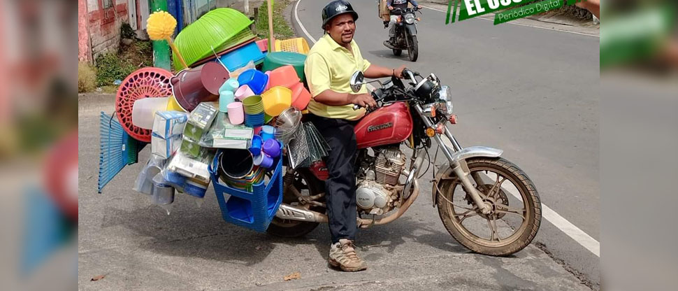 Emprendedor destaca por su peculiar forma de ofrecer su mercadería en Usulután