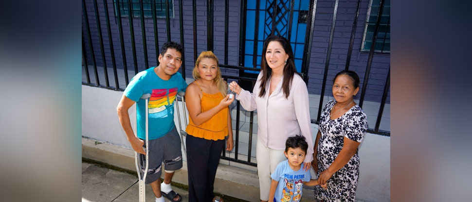 Pareja que perdió a sus dos hijas en derrumbe reciben apoyo del gobierno con nueva casa