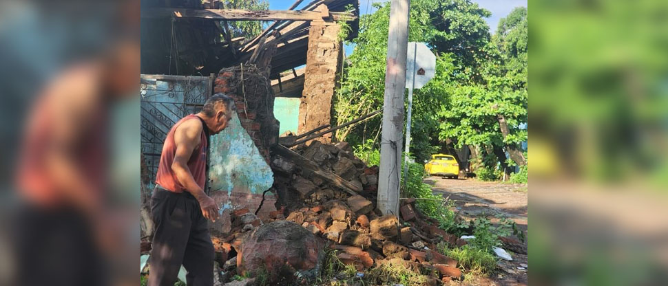 Autoridades auxilian a familia tras colapsar su vivienda por lluvias en Usulután
