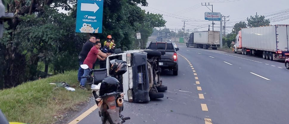 Auxilian a hombre que resultó lesionado tras volcar vehículo en Quezaltepeque