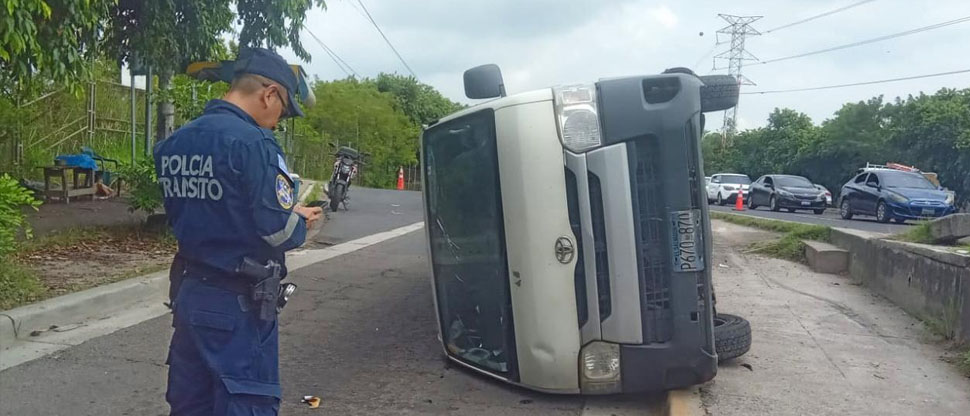 PNC investiga escena donde un vehículo ha volcado en carretera de Oro