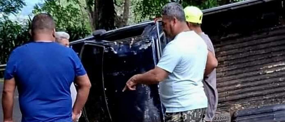 Conductor pierde el control de vehículo y vuelca en Usulután