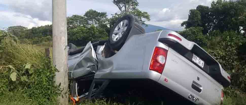 Conductor pierde el control y termina volcado cerca del redondel Claudia Lars