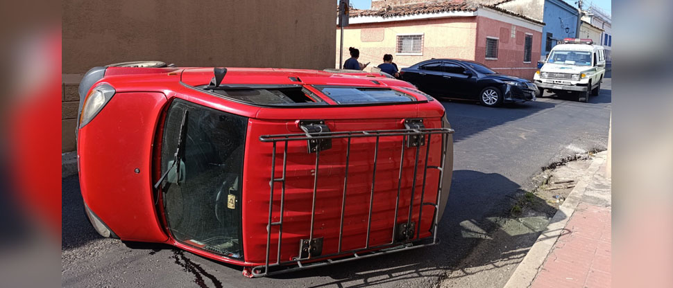 Conductor irrespeta señal de alto y provoca aparatoso accidente en Santa Ana
