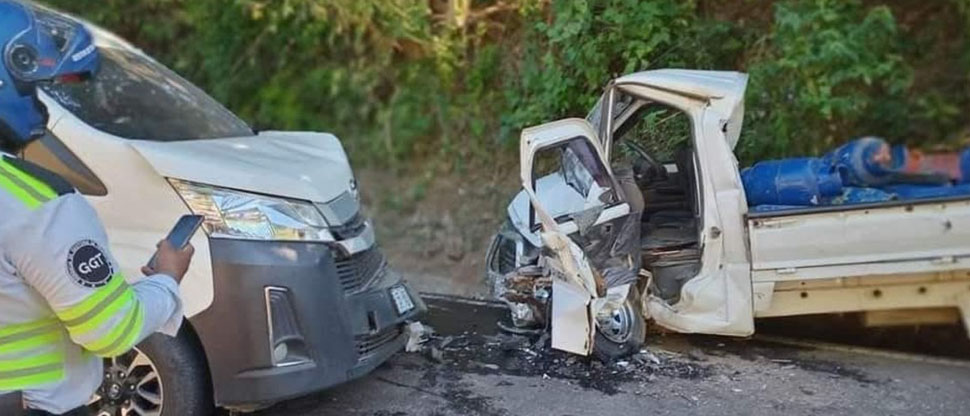 Fuerte accidente de tránsito en calle que de Quezaltepeque conduce hacia el volcán