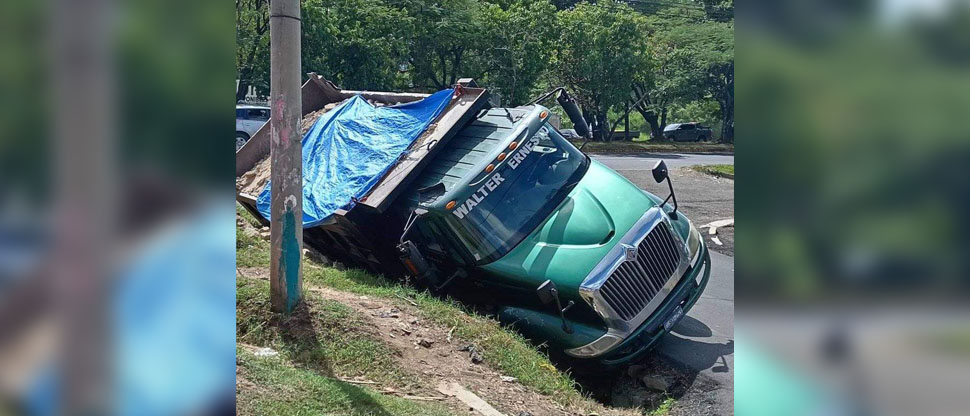 Conductor pierde el control de volqueta y se accidenta en Santa Ana