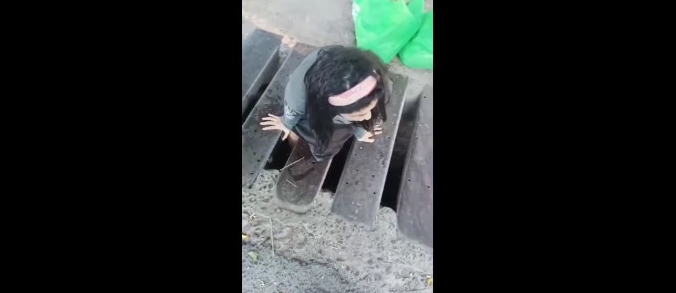 Liberan a mujer tras quedar atrapada en un drenaje en Santa Ana
