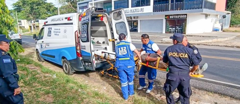 Auxilian a hombre que sufrió un trauma frontal tras caer de su bicicleta en Santa Ana