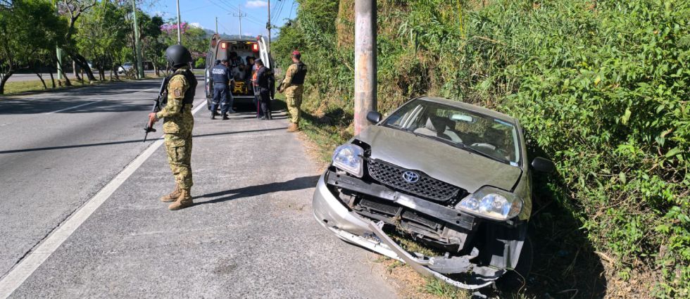 Anciano resulta lesionado tras fuerte accidente en la autopista Comalapa