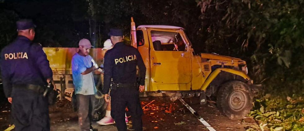 Automovilista se accidenta tras desperfectos en su pick up