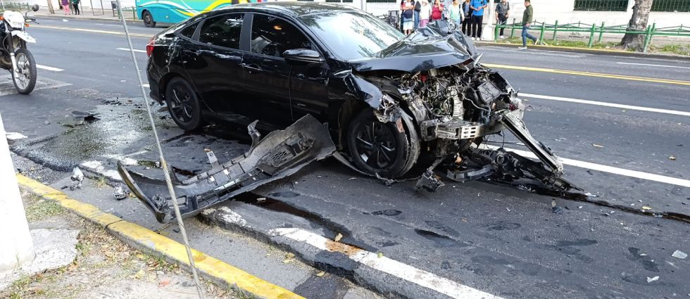 Un lesionado tras colisión de un sedán contra un furgón en San Salvador