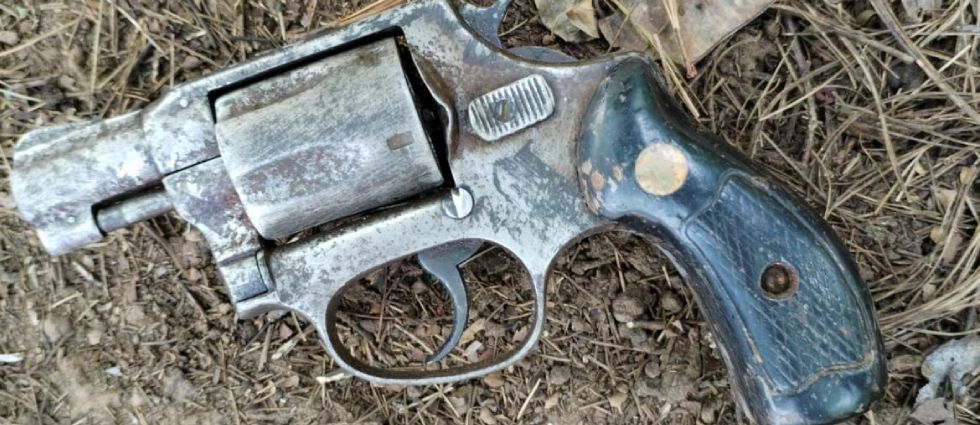 Militares hallan revólver abandonado en zona rural de Santa Ana