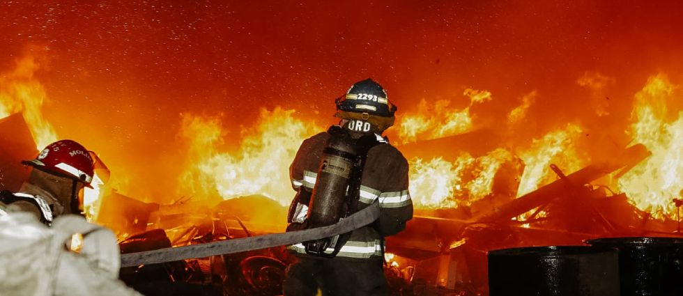 Sofocan voraz incendio en una chatarrera de San Salvador