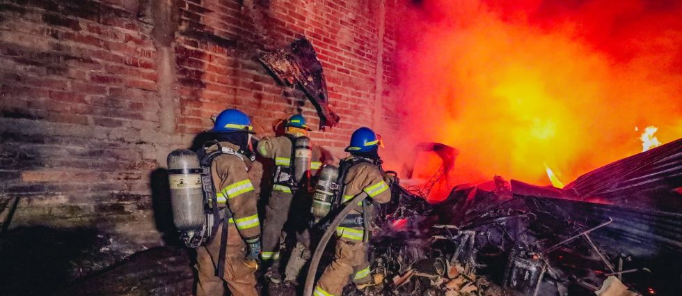 Voraz incendio estructural consume una vivienda de La Libertad