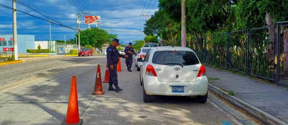 Policías intervienen conductores en busca de criminales en Mejicanos