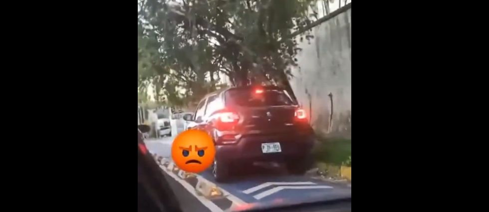 Conductor que no respetó la ley y circuló sobre la ciclovía en la colonia Escalón recibe su ‘Navidad’