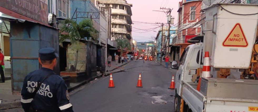 Rastra derriba postes del tendido eléctrico en el Centro Histórico