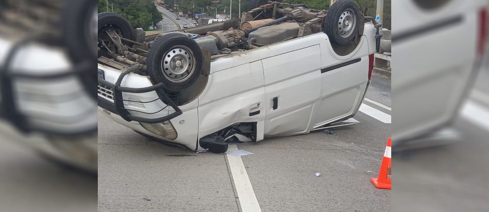 Automovilista pierde el control y vuelca carretera al puerto de La Libertad