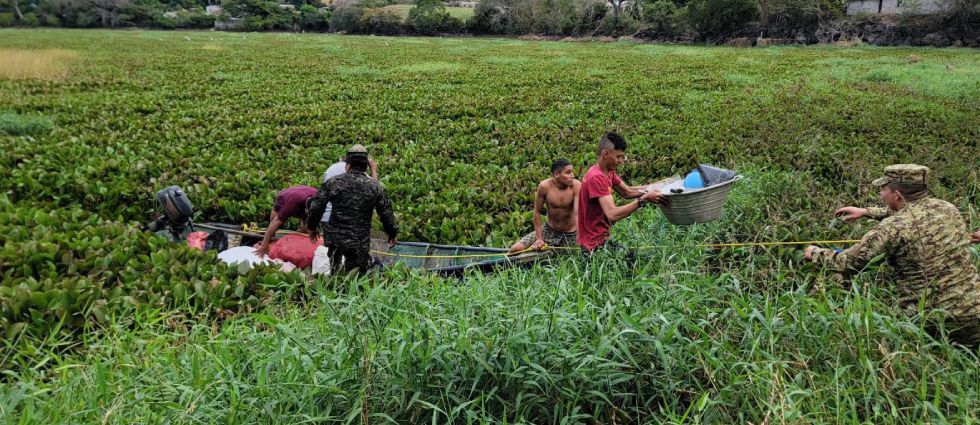 Rescata a personas que estaban atrapadas desde la madrugada en las ninfas de la laguna de Metapán