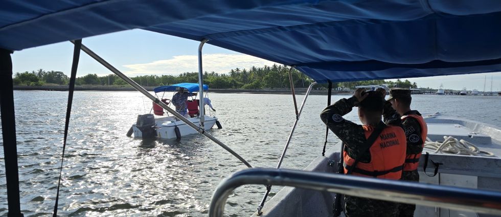 Marina Nacional auxilia a turistas tras sufrir problemas con su embarcación en La Paz