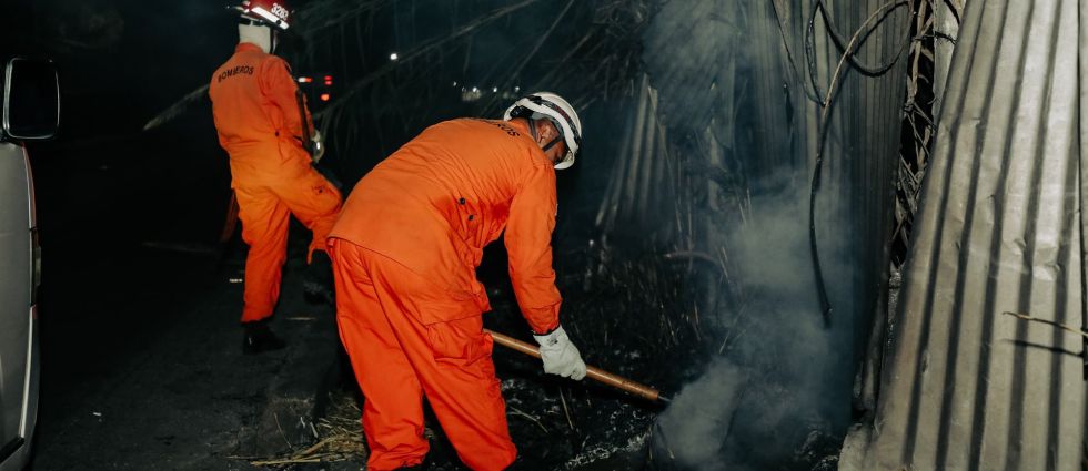 Bomberos sofocan incendio en maleza seca en La Libertad