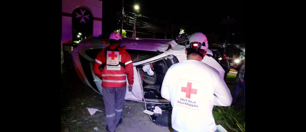 Un lesionado tras vuelco de auto en el redondel Orden de Malta en Antiguo Cuscatlán
