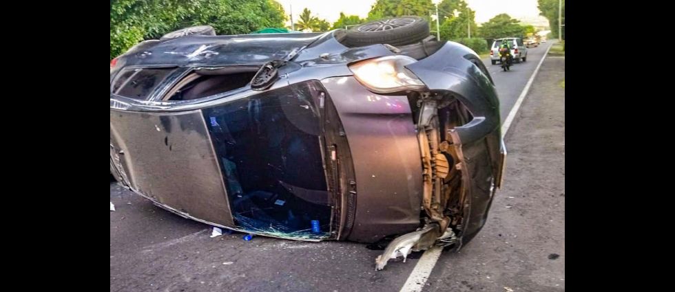 Conductor se distrae y choca contra auto estacionado en La Libertad
