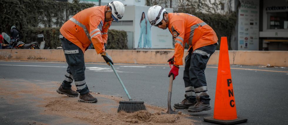 Realizan limpieza por derrame de aceite en el bulevar Orden de Malta