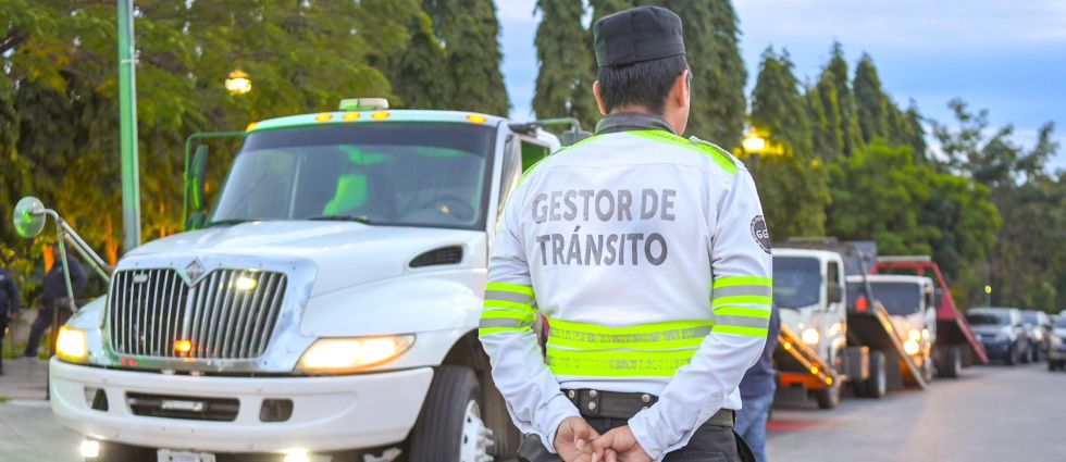 Autoridades lanzan servicio de grúas gratuito durante período navideño