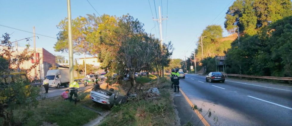 Conductor pierde el control del volante y vuelca carretera al ...