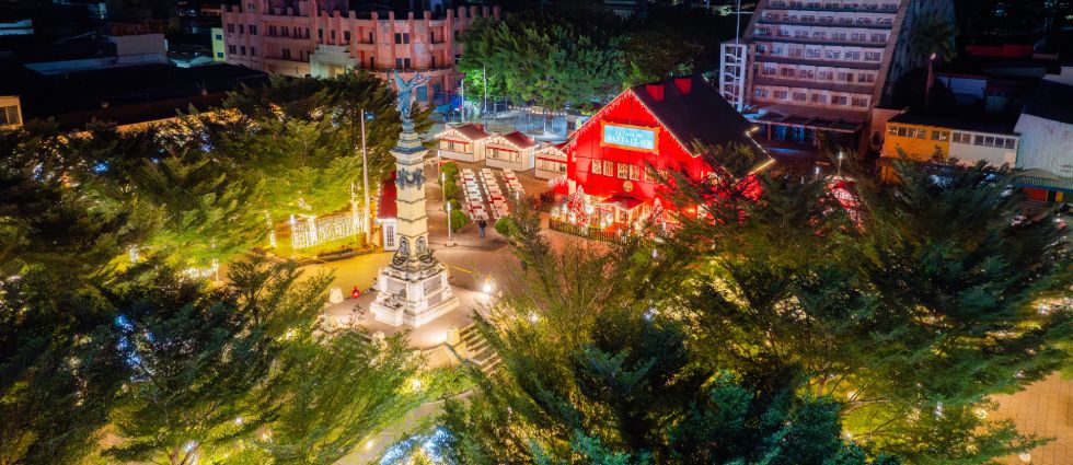 Así es la alucinante villa navideña del Centro Histórico que incluye el árbol más grande de la región