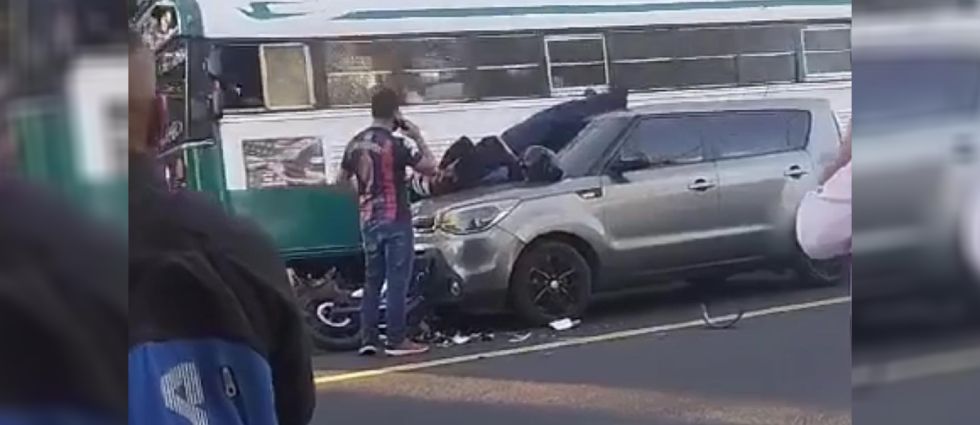 Reportan grave accidente en cercanías del desvío de Ilopango: víctima quedó sobre el auto