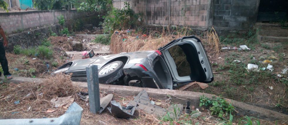 Anciano pierde el control del volante y acaba volcado en San Miguel
