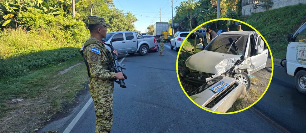 Militares auxilian a mujer que resultó lesionada tras fuerte siniestro en La Libertad